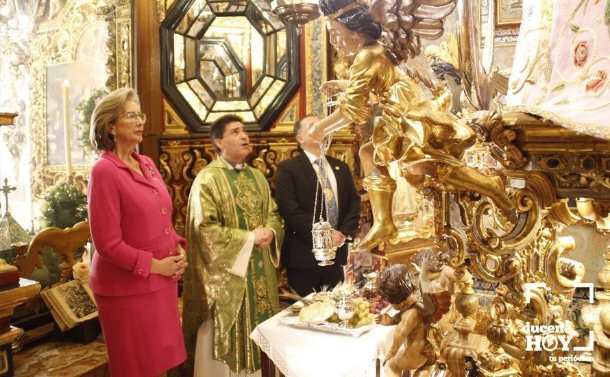 Ofreciendo los frutos del campo a la Virgen de Araceli en su camarín, tras la celebración religiosa. Ofreciendo los frutos del campo a la Virgen de Araceli en su camarín, tras la celebración religiosa.