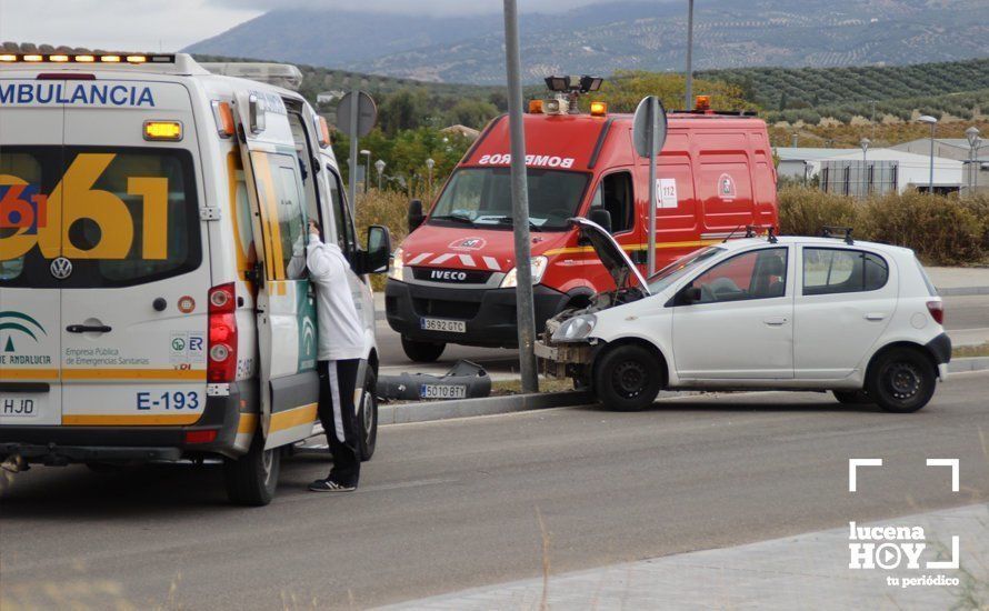 Imagen del vehículos siniestrado, tras chocar contra una farola en El Zarpazo Imagen del vehículos siniestrado, tras chocar contra una farola en El Zarpazo