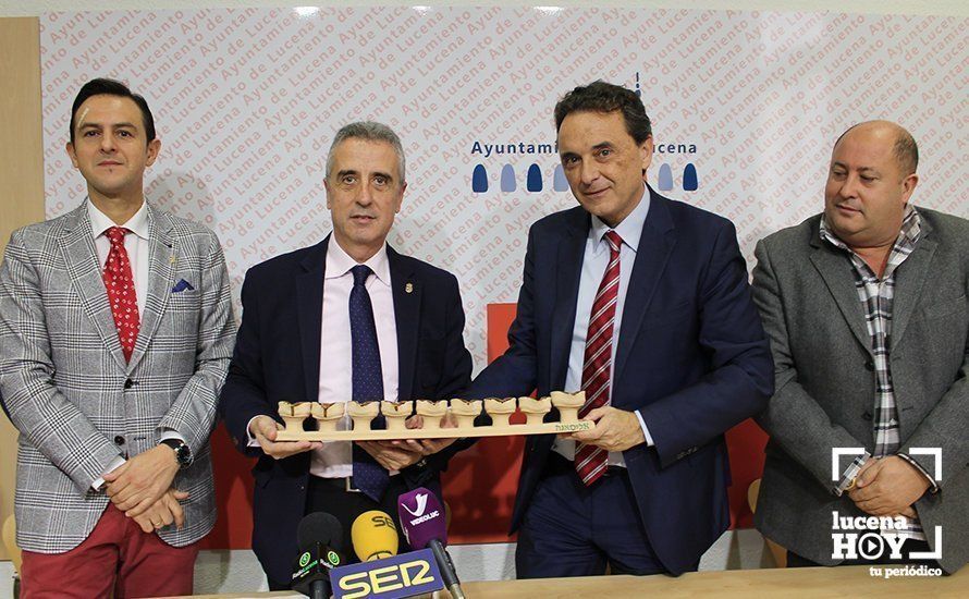 Juan Pérez y José Ortiz, alcalde de Lucena y Torremolinos han firmado el acuerdo Juan Pérez y José Ortiz, alcalde de Lucena y Torremolinos han firmado el acuerdo