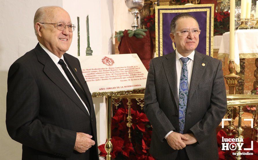 Teodoro Écija Cordón conversa con el Hermano Mayor de la Cofradía Aracelitana, Rafael Ramírez, junto a la placa conmemorativa bendecida hoy Teodoro Écija Cordón conversa con el Hermano Mayor de la Cofradía Aracelitana, Rafael Ramírez, junto a la placa conmemorativa bendecida hoy