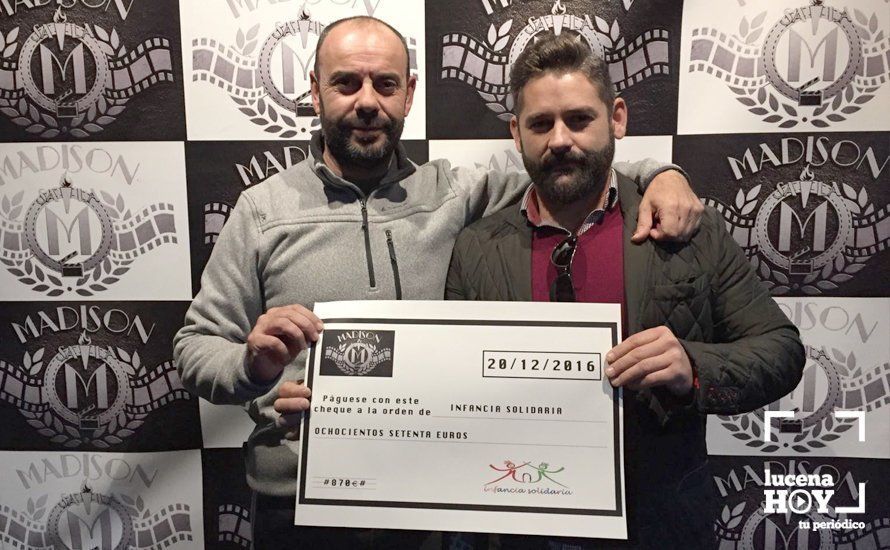 Entrega del talón a Infancia Solidaria