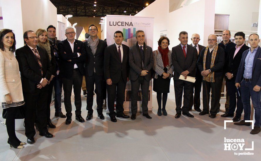 Empresarios lucentinos del sector del mueble junto al alcalde Juan Pérez, concejales y representantes políticos.