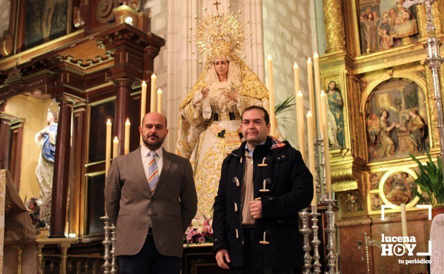Mariano Martín Santoja y José Luis Crespillo, delante de la imagen de María Santísima de la Paz. Foto cedida por la Cofradía del Amor
