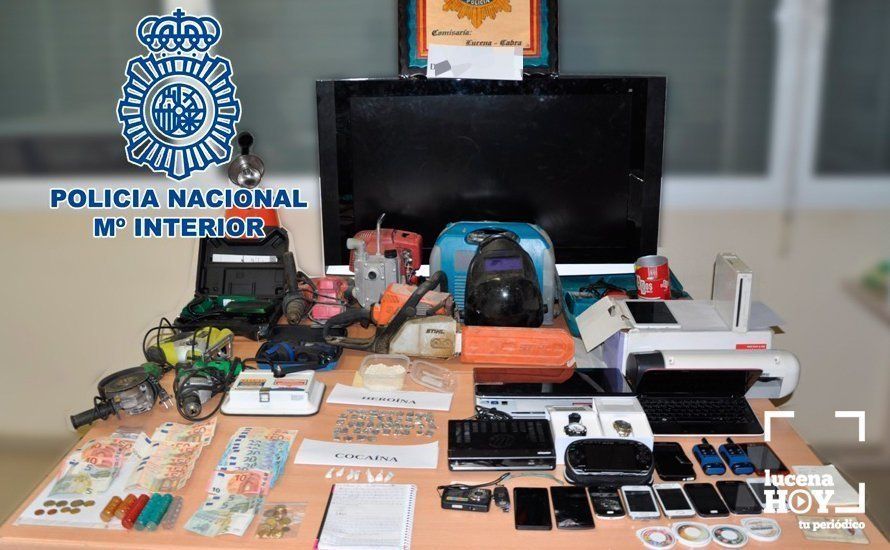 Parte de los objetos, droga y dinero incautados en esta operación policial Parte de los objetos, droga y dinero incautados en esta operación policial