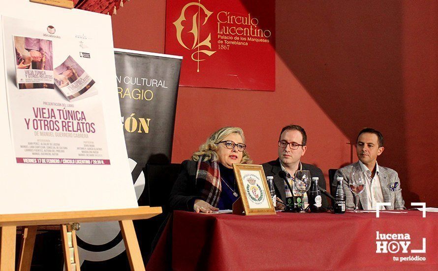 Un momento de la presentación del libro 'Vieja túnica y otros relatos' Un momento de la presentación del libro 'Vieja túnica y otros relatos'