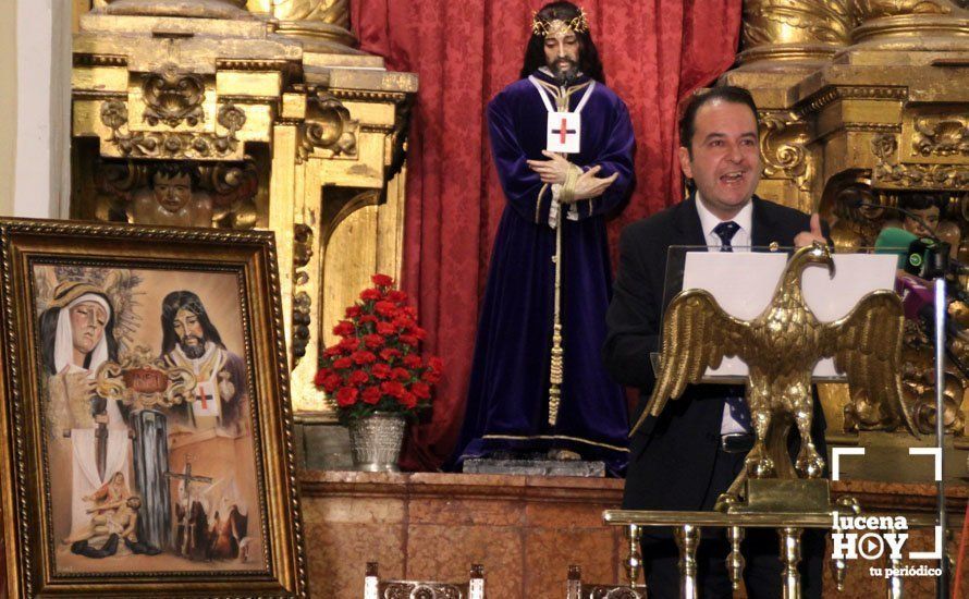 Antonio Rafael García, delante del Cristo de Medinaceli y a la izquierda del cartel del 25 aniversario de la fundación de la cofradía. Antonio Rafael García, delante del Cristo de Medinaceli y a la izquierda del cartel del 25 aniversario de la fundación de la cofradía.