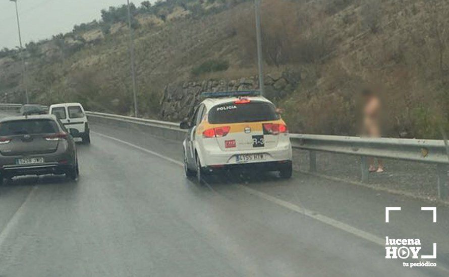 La policía se detiene junto al hombre, que caminaba desnudo por el arcén de la ronda. (La imagen ha sido pixelada) La policía se detiene junto al hombre, que caminaba desnudo por el arcén de la ronda. (La imagen ha sido pixelada)