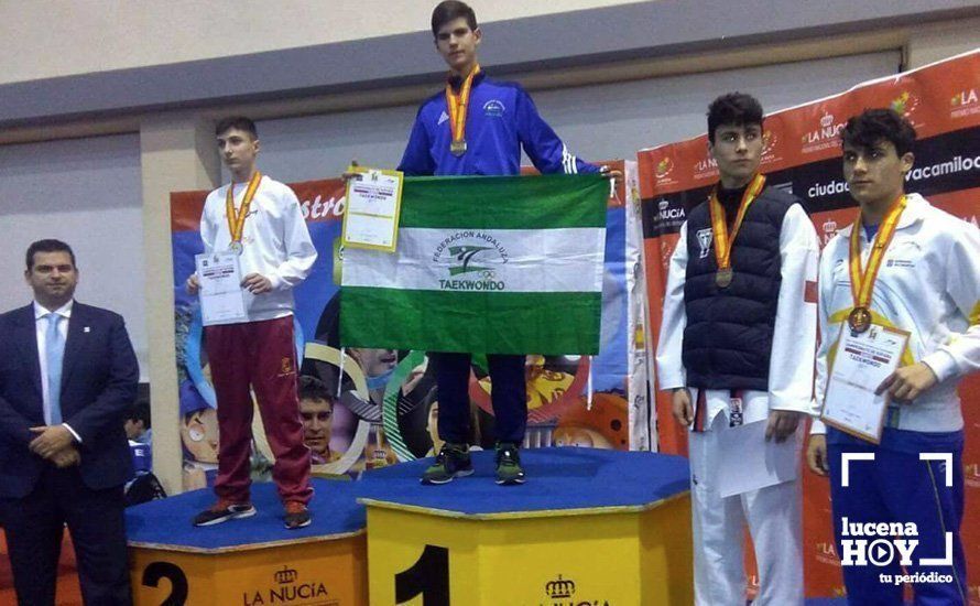 Manuel Aranda, con la bandera de Andalucía, en lo más alto del podio.