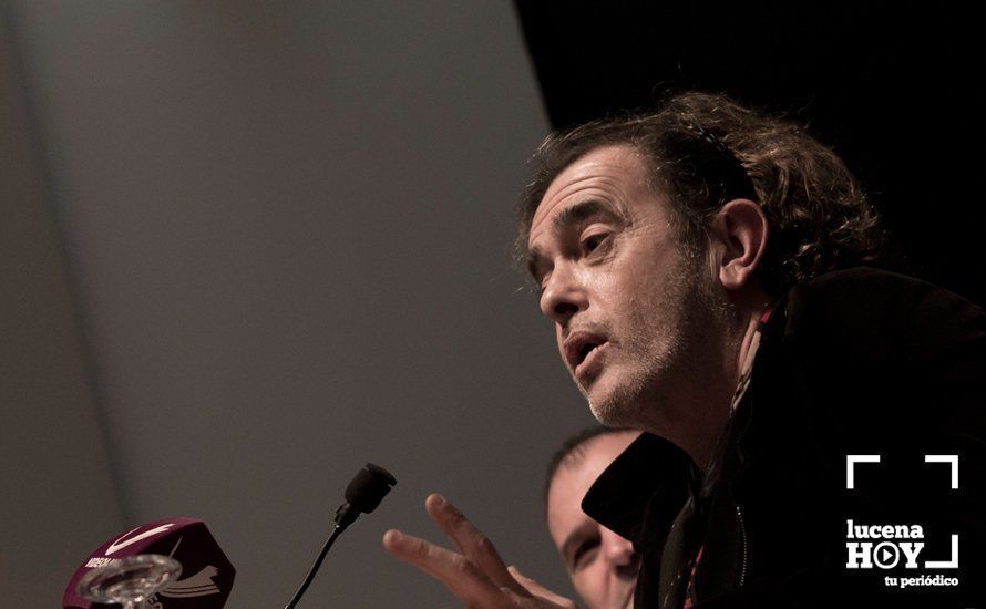 Juan Carlos Aragón interpretando uno de los pasodobles incluidos en el libro Juan Carlos Aragón interpretando uno de los pasodobles incluidos en el libro