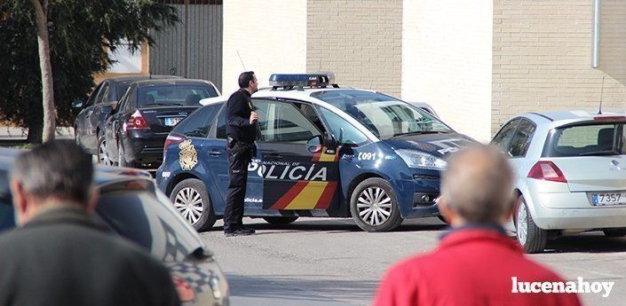 Policía Nacional a las puertas del IES Juan de Aréjula Policía Nacional a las puertas del IES Juan de Aréjula