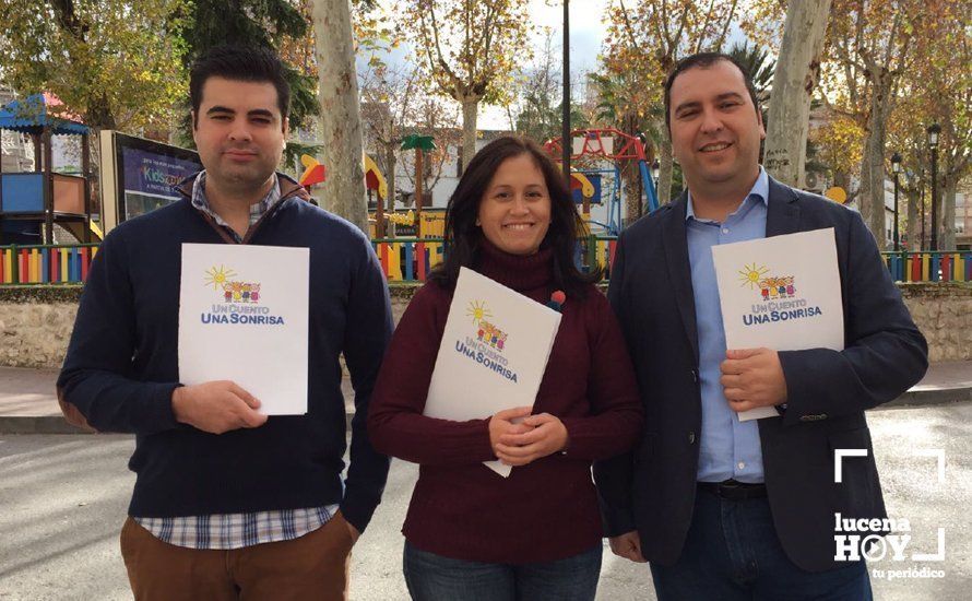 Junta directiva de la asociación “Un cuento, una sonrisa”. De derecha a izquierda, David Sánchez (Presidente), Pilar García (Secretaria) y Jesús López (Tesorero) Junta directiva de la asociación “Un cuento, una sonrisa”. De derecha a izquierda, David Sánchez (Presidente), Pilar García (Secretaria) y Jesús López (Tesorero)