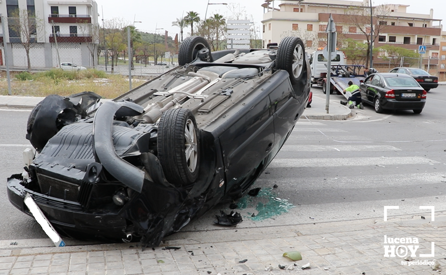 El coche volcado ha colisionado con el que aparece en segundo termino