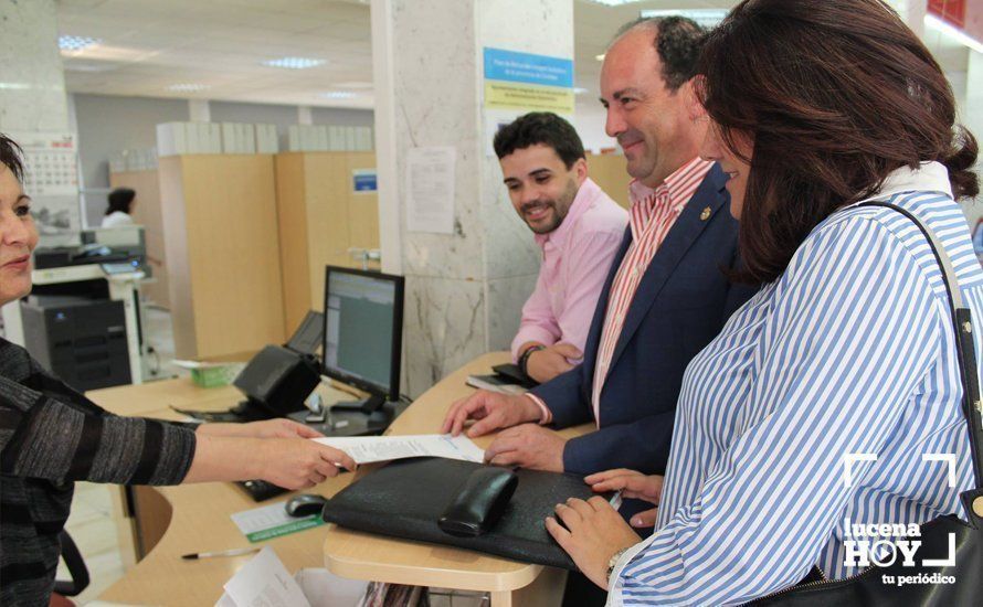Paco Huertas, acompañado por María de la O Redondo y Manuel Barea, presentan el escrito esta mañana Paco Huertas, acompañado por María de la O Redondo y Manuel Barea, presentan el escrito esta mañana