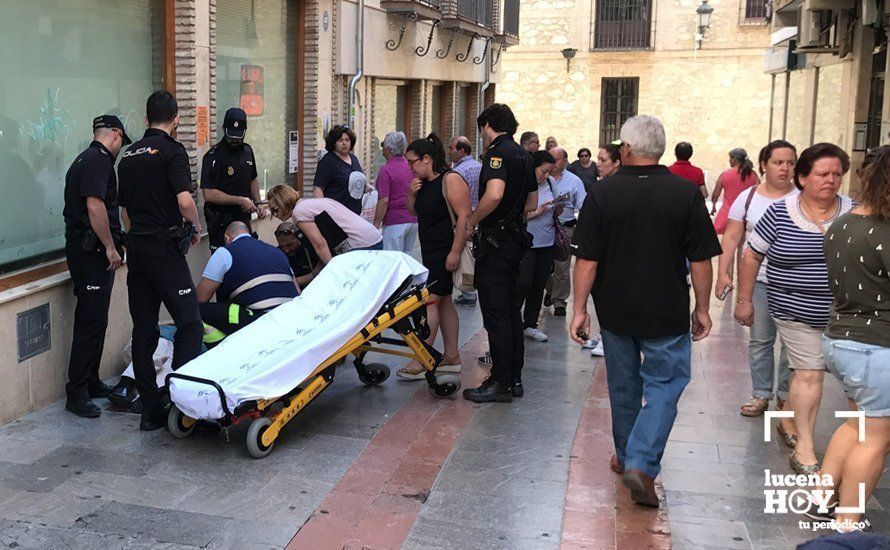 Personal sanitario atiende al hombre que esta mañana ha sufrido un desvanecimiento en la calle Montenegro Personal sanitario atiende al hombre que esta mañana ha sufrido un desvanecimiento en la calle Montenegro