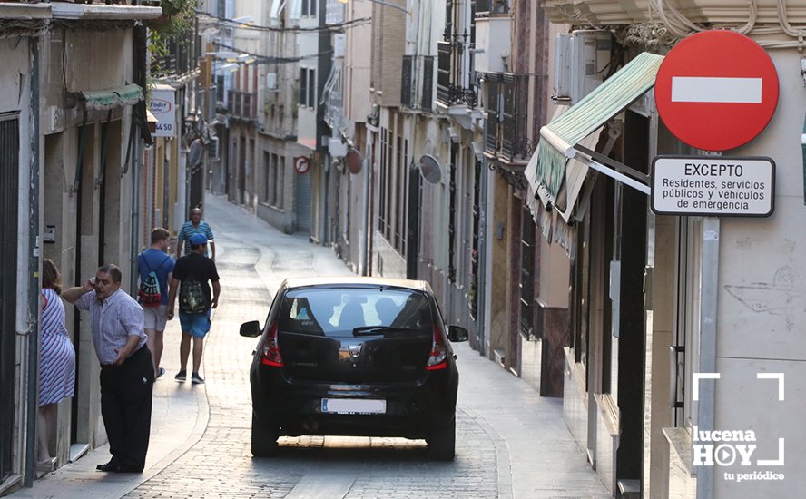 Un turismo circula por la calle Ballesteros entre los peatones haciendo caso omiso de la señal de prohibición Un turismo circula por la calle Ballesteros entre los peatones haciendo caso omiso de la señal de prohibición