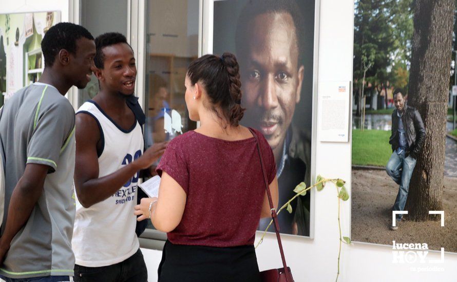 Dos refugiados de la ONG Lucena Acoge junto a algunas de las fotografías de la exposición “Su coraje nuestro compromiso" Dos refugiados de la ONG Lucena Acoge junto a algunas de las fotografías de la exposición “Su coraje nuestro compromiso"