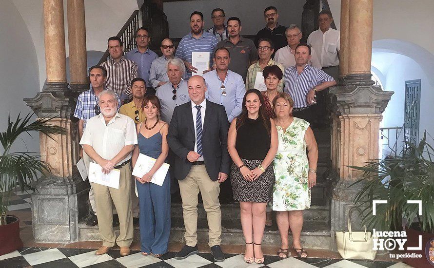 Colectivos apoyados con estas ayudas junto al presidente de la Diputación Provincial Colectivos apoyados con estas ayudas junto al presidente de la Diputación Provincial