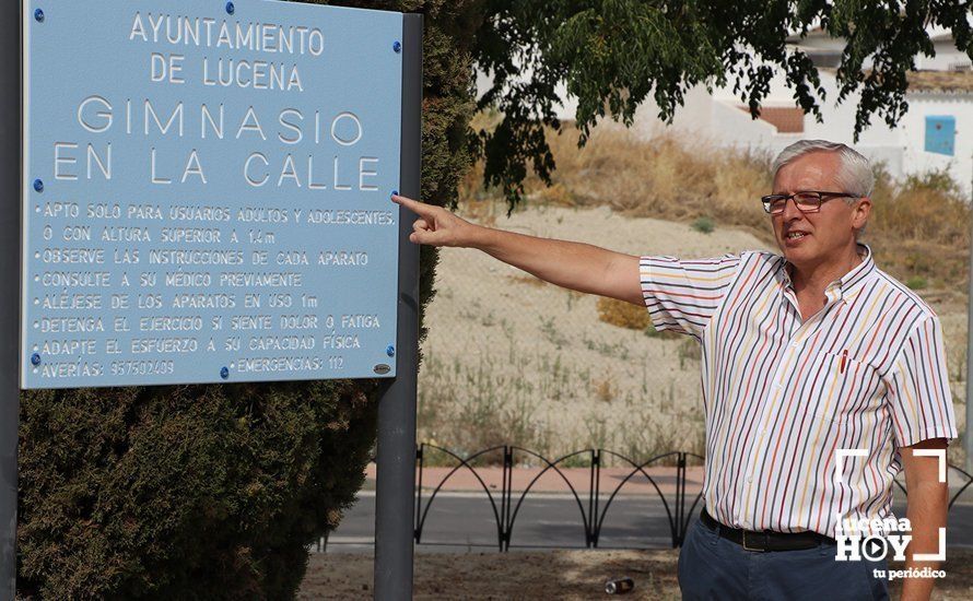 José Cantizani junto al cartel del circuito cardiosaludable instalado en los Jardines del Maestro Antonio Villa José Cantizani junto al cartel del circuito cardiosaludable instalado en los Jardines del Maestro Antonio Villa