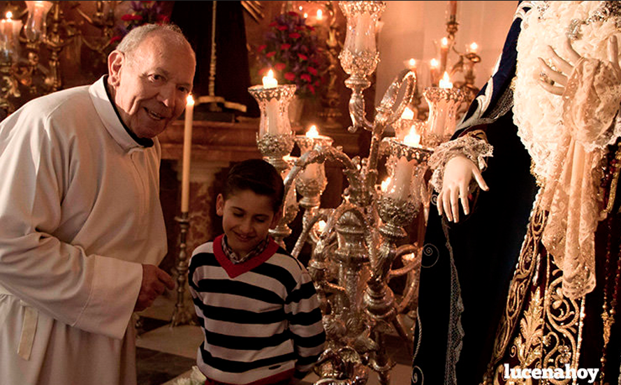 Fray Arcángel Manzano, en el besamos de la Virgen de la Pasión de 2016, junto a un joven miembro de la cofradía de la Pasión, que refundó hace un cuarto de siglo. Foto: Gitanito Fray Arcángel Manzano, en el besamos de la Virgen de la Pasión de 2016, junto a un joven miembro de la cofradía de la Pasión, que refundó hace un cuarto de siglo. Foto: Gitanito