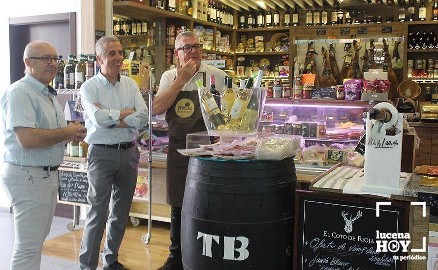 Lucas Gómez y Juan Pérez en una reciente visita al mercado de abastos Lucas Gómez y Juan Pérez en una reciente visita al mercado de abastos
