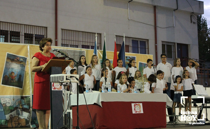 Encarnación Camacho, edil de Educación, se dirige a los asistentes ante el coro del colegio El Valle. Foto: Ayuntamiento de Lucena Encarnación Camacho, edil de Educación, se dirige a los asistentes ante el coro del colegio El Valle. Foto: Ayuntamiento de Lucena