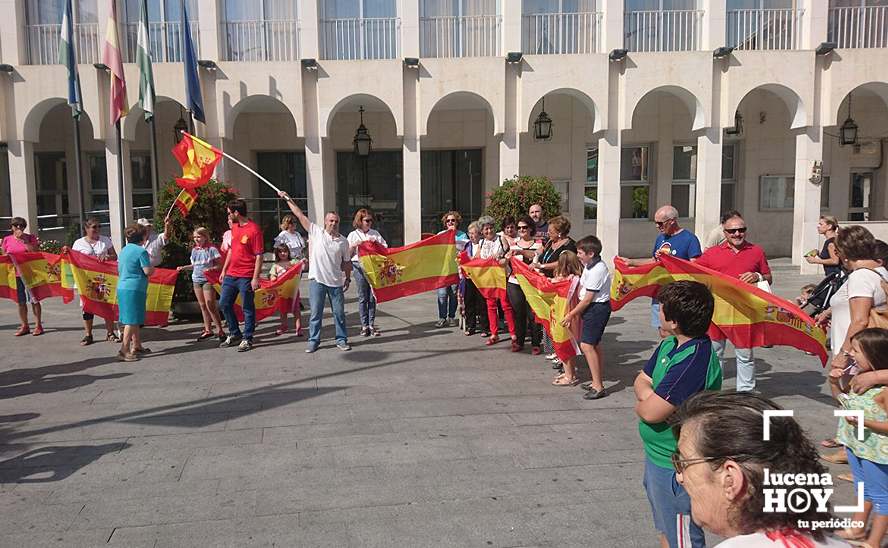 Algunos de los participantes en la concentración ante el Ayuntamiento de Lucena Algunos de los participantes en la concentración ante el Ayuntamiento de Lucena