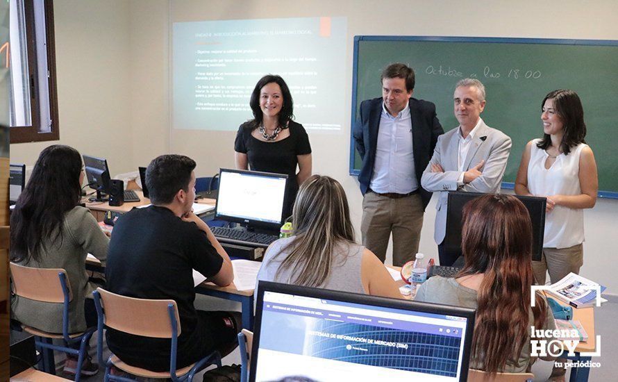Un momento de la visita de las autoridades al aula de FP Dual en Comercio Internacional del IES Sierra de Aras Un momento de la visita de las autoridades al aula de FP Dual en Comercio Internacional del IES Sierra de Aras