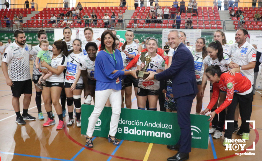 Entrega del trofeo a las jugadoras del Rincón Fertilidad Málaga Entrega del trofeo a las jugadoras del Rincón Fertilidad Málaga