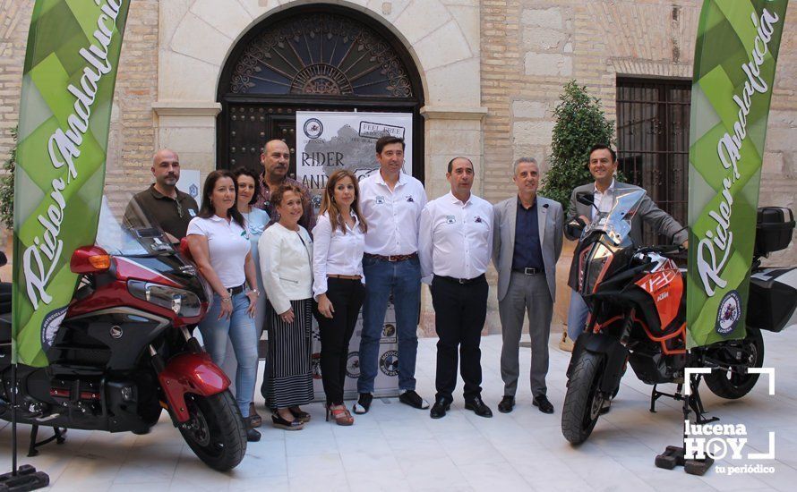 Miembros de la organización de la Rider Andalucía junto a las autoridades locales, esta mañana en el Palacio de Santa Ana Miembros de la organización de la Rider Andalucía junto a las autoridades locales, esta mañana en el Palacio de Santa Ana