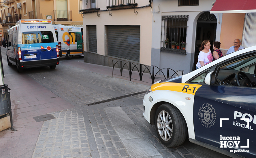 Dos ambulancias y varias dotaciones policiales han acudido al lugar de los hechos Dos ambulancias y varias dotaciones policiales han acudido al lugar de los hechos