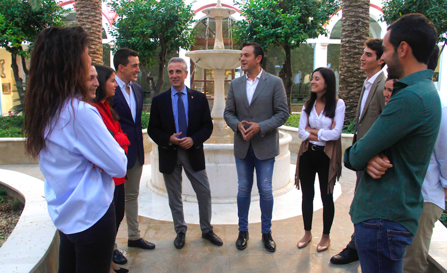 El alcalde de Lucena, Juan Pérez, y el edil de Innovación, Manuel Lara, con los becados lucentinos por EOI El alcalde de Lucena, Juan Pérez, y el edil de Innovación, Manuel Lara, con los becados lucentinos por EOI