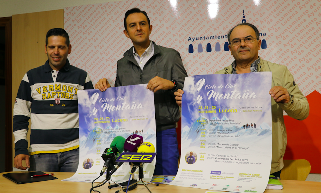 El concejal de Cultura, Manuel Lara, junto con el delegado de la Federación Andaluza de Montañismo de Córdoba, José Miguel Guerrero, y el socio del Grupo de Montaña "La Tiñosa" y coordinador de la producción, Juan Antonio Romero El concejal de Cultura, Manuel Lara, junto con el delegado de la Federación Andaluza de Montañismo de Córdoba, José Miguel Guerrero, y el socio del Grupo de Montaña "La Tiñosa" y coordinador de la producción, Juan Antonio Romero