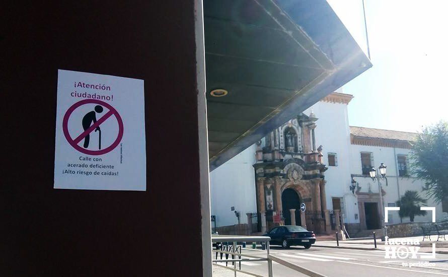 Uno de los carteles colocados en la calle Palacios como protesta por la falta de soluciones definitivas para la misma Uno de los carteles colocados en la calle Palacios como protesta por la falta de soluciones definitivas para la misma