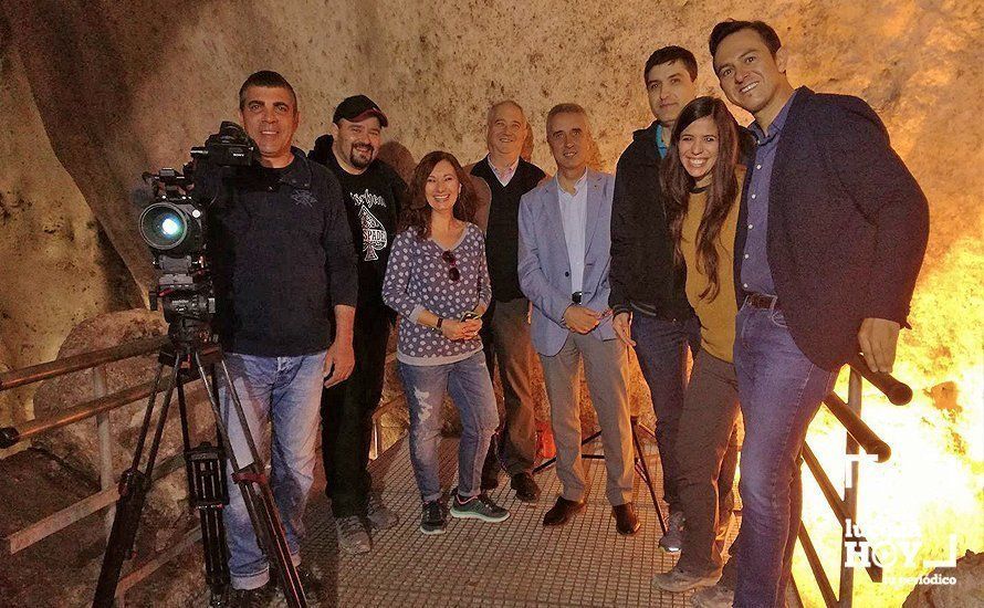 El equipo del programa "¡Qué animal!", que presenta Evelyn Segura, durante su reciente grabación en la Sima del Ángel El equipo del programa "¡Qué animal!", que presenta Evelyn Segura, durante su reciente grabación en la Sima del Ángel