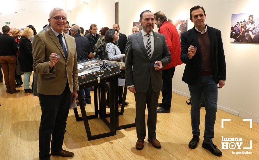 El Decano del Colegio de Abogados, Diego J. Chacón, y los ediles Manuel Lara y José Cantizani muestran un ejemplar de la Declaración de los Derechos Humanos en miniatura que puede obtenerse en la exposición.