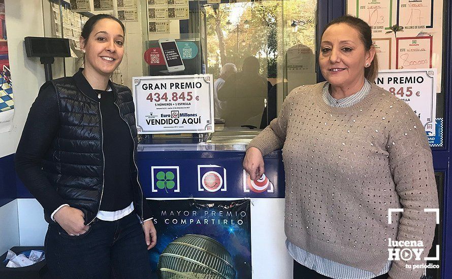 Carmen Blancas y Ana María Ariza junto al cartel que anuncia el premio que se llevará el agraciado Carmen Blancas y Ana María Ariza junto al cartel que anuncia el premio que se llevará el agraciado