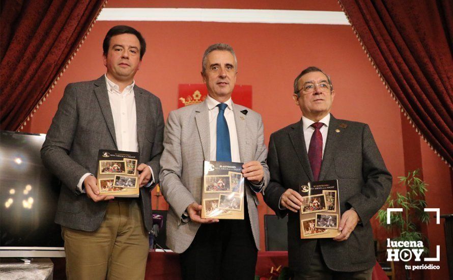 Aurelio Fernández, Juan Pérez y Juan Torres muestran el libro presentado ayer Aurelio Fernández, Juan Pérez y Juan Torres muestran el libro presentado ayer