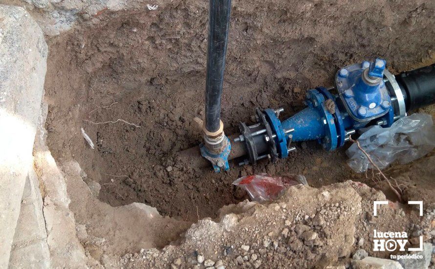 La antigua tubería de fibrocemento de la calle El Lagar ha sido conectada a la nueva de polietileno incluida en las obras de la calle Tras la Parra La antigua tubería de fibrocemento de la calle El Lagar ha sido conectada a la nueva de polietileno incluida en las obras de la calle Tras la Parra