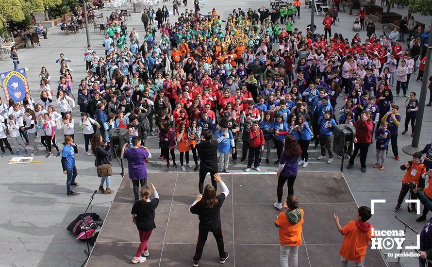 Un momento de la coreografia realizada por el alumnado participante en las actividades organizadas por Intercentros con motivo del Día de la Paz Un momento de la coreografia realizada por el alumnado participante en las actividades organizadas por Intercentros con motivo del Día de la Paz