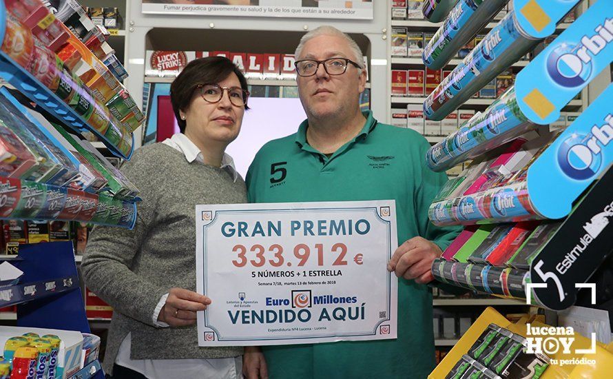Pilar Roldán y Juan Carlos Banderas muestran el cartel del premio otorgado anoche Pilar Roldán y Juan Carlos Banderas muestran el cartel del premio otorgado anoche