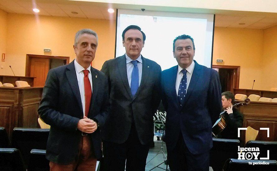 Juan Pérez, José Carlos Gómez y Miguel Muñoz instantes antes del inicio de la ponencia en el salón de plenos Juan Pérez, José Carlos Gómez y Miguel Muñoz instantes antes del inicio de la ponencia en el salón de plenos