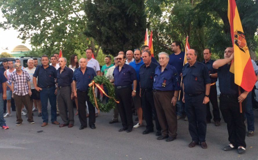 Homenaje a Franco junto a la cruz de piedra situada a las puertas del cementerio de Lucena hace dos años. Foto: Fuerza Nueva Homenaje a Franco junto a la cruz de piedra situada a las puertas del cementerio de Lucena hace dos años. Foto: Fuerza Nueva