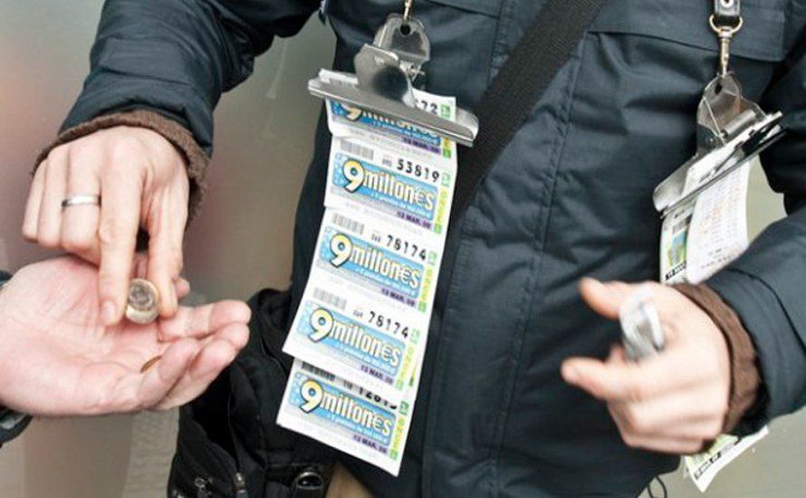 Vendedor ambulante del sorteo de la ONCE. Archivo Vendedor ambulante del sorteo de la ONCE. Archivo