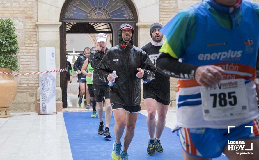 Una imagen de la media maratón a su paso por el Palacio de los Condes de Santa Ana. Archivo Una imagen de la media maratón a su paso por el Palacio de los Condes de Santa Ana. Archivo