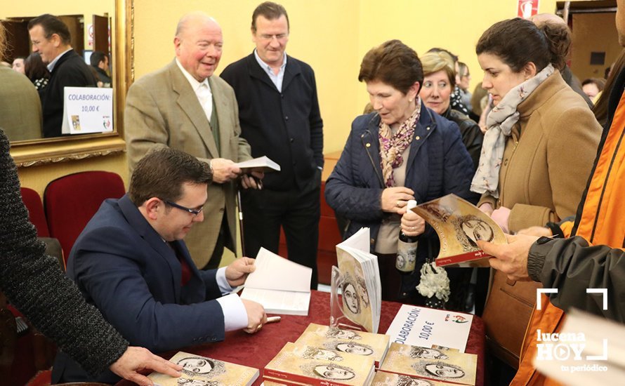Francisco Romero firma ejemplares de su libro Los Pilares de Lucena