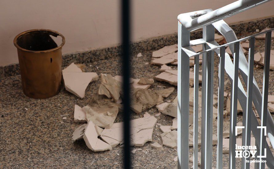Cascotes en la escalera del centro tras el desprendimiento de parte de un falso techo