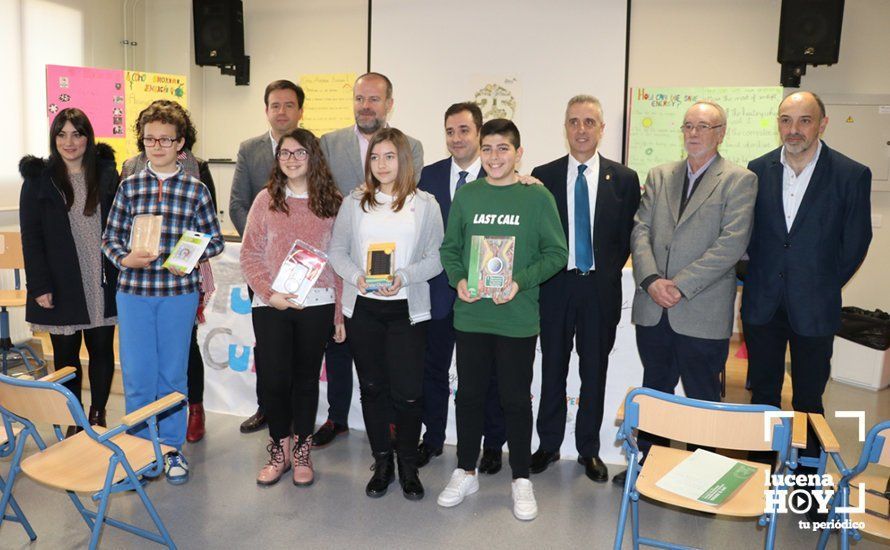 Autoridades y dirección y alumnos del centro durante la entrega de los materiales Autoridades y dirección y alumnos del centro durante la entrega de los materiales