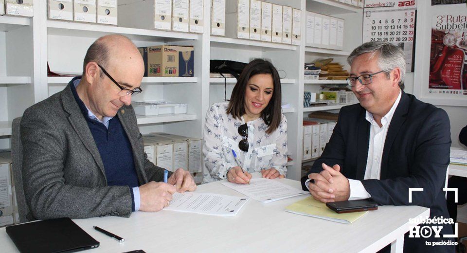 El delegado de Economía, Manuel Carmona, con la emprendedora Rocío García firmando el documento de cesión del alojamiento del CADE de Lucena El delegado de Economía, Manuel Carmona, con la emprendedora Rocío García firmando el documento de cesión del alojamiento del CADE de Lucena