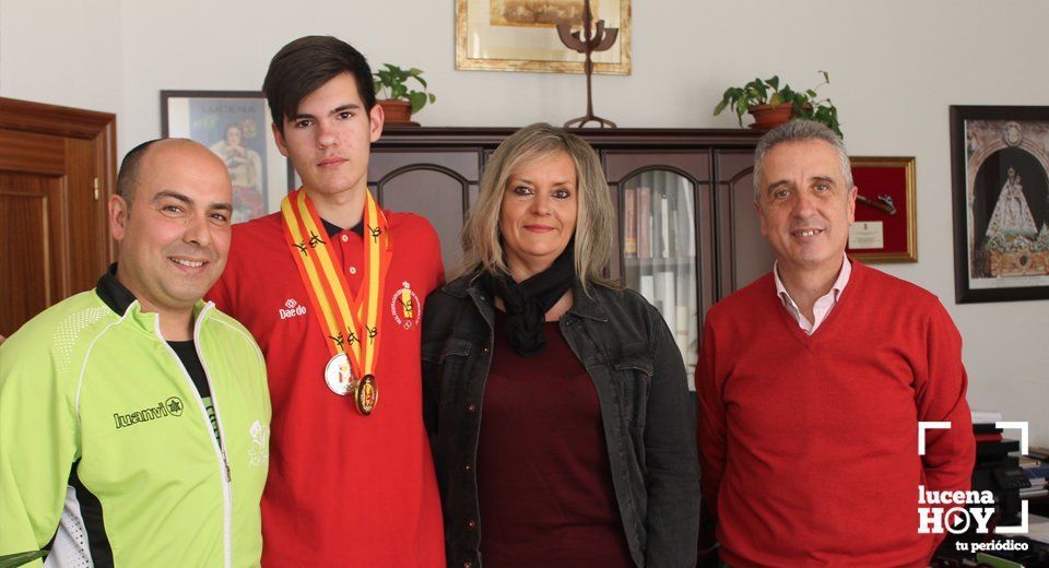 Manuel Aranda ha sido recibido hoy por el alcalde junto a su entrenador, Antonio Pedraza, también premiado por la Real Federación Española de Taekwondo Manuel Aranda ha sido recibido hoy por el alcalde junto a su entrenador, Antonio Pedraza, también premiado por la Real Federación Española de Taekwondo