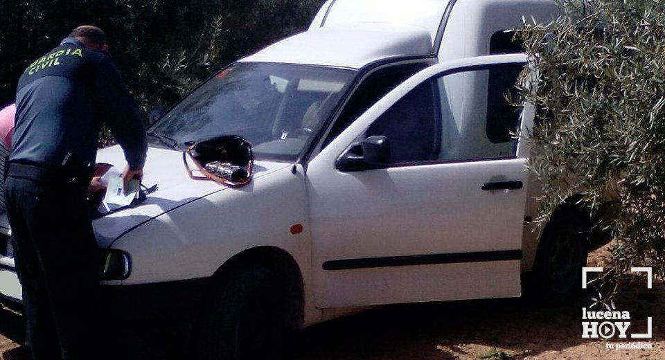 La Guardia Civil se incauta del vehículo utilizado por los dos detenidos para transportar la aceituna robada. La Guardia Civil se incauta del vehículo utilizado por los dos detenidos para transportar la aceituna robada.